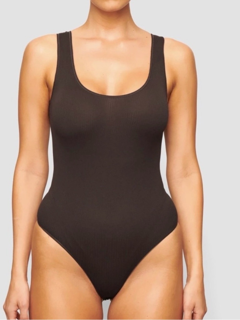 SKIMS STRETCH RIB SCOOP
TANK BODYSUIT IN SOOT SIZE S/M